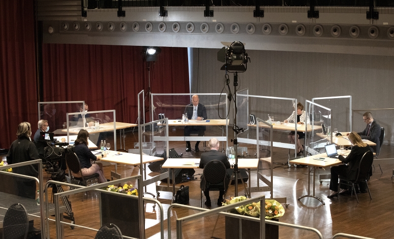 Plexiglas, Abstände, Desinfektionsmittel in jeder Ecke: Die Generalversammlung der Luzerner Kantonalbank fand unter strengsten Massnahmen statt. Trotzdem herrschte im Le Théâtre eine heitere Stimmung, dank einem spürbar auch menschlich harmonierenden Verwaltungsrat und hervorragender Zahlen. Bilder: Andréas Härry
