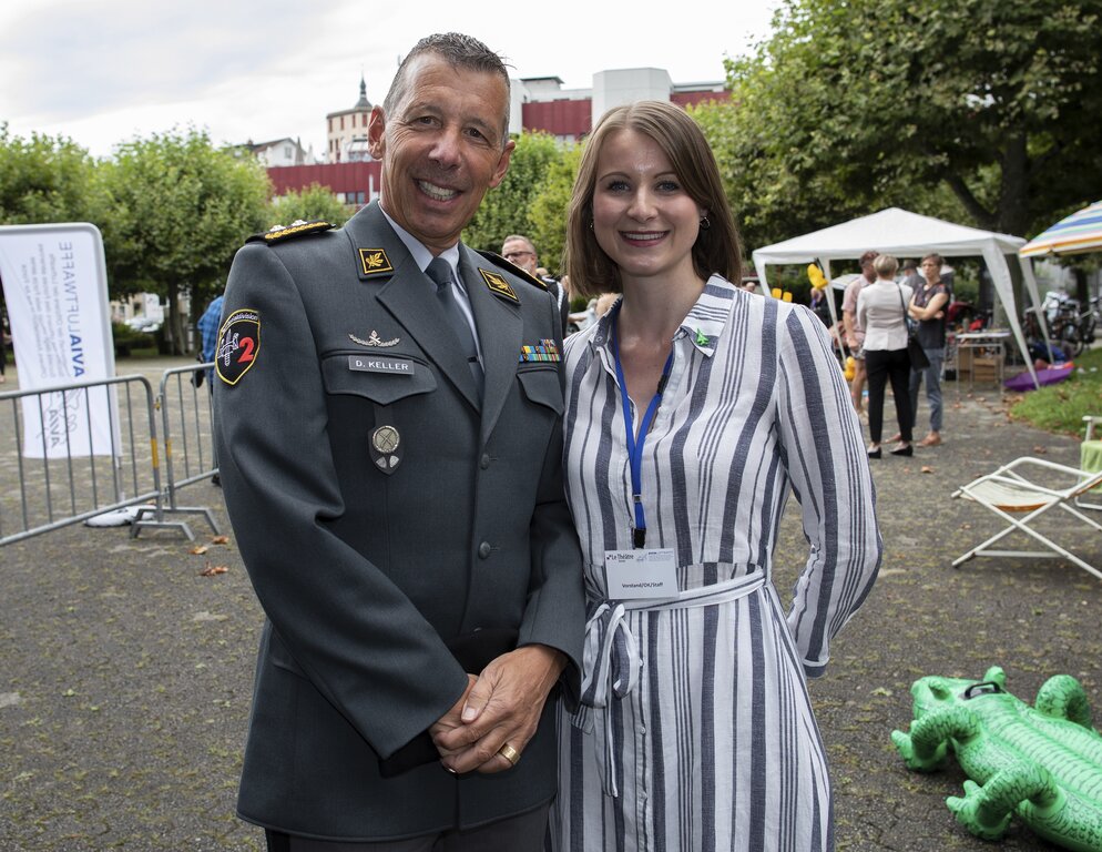 Die Krienserin Lara Soltermann war Mitgestalterin des Podiums, auf dem Bild mit Daniel Keller, Kommandant der Ter Div 2.