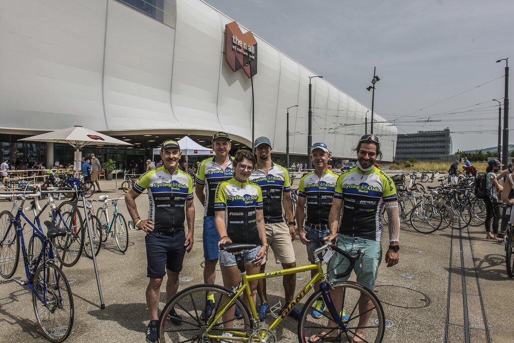 Ein Teil des Helferinnen- und Helferteams der Velobörse: (v. l.) Wisu Lingg, Günter Breschan, Chiara Bachmann, Martin Kammermann, Daniel Bachmann und Simon Vonmoos.