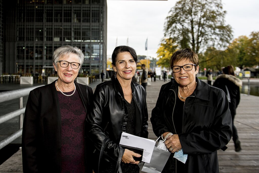 Die drei Schwestern Rosmarie Isaak, Cornelia Zihlmann und Bernadette Flühmann (v. l.) kennen die Solistin Madelaine Wibom.