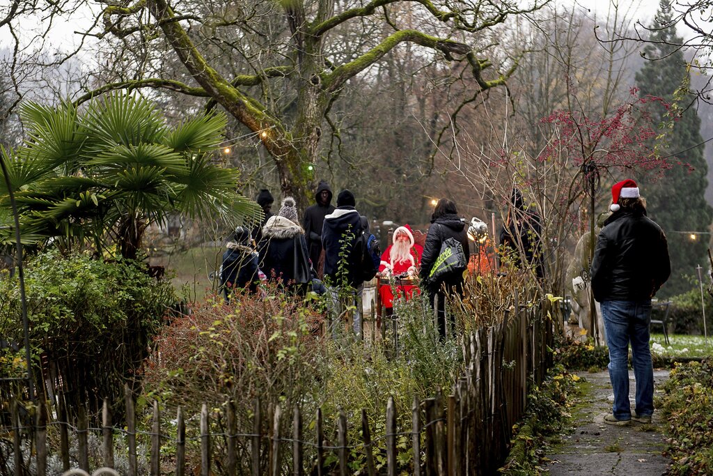 Anstatt nach Hause kam der Samichlaus des Bireggwaldes in die Garden Villa. Über 80 Familien besuchten ihn letzte Woche.