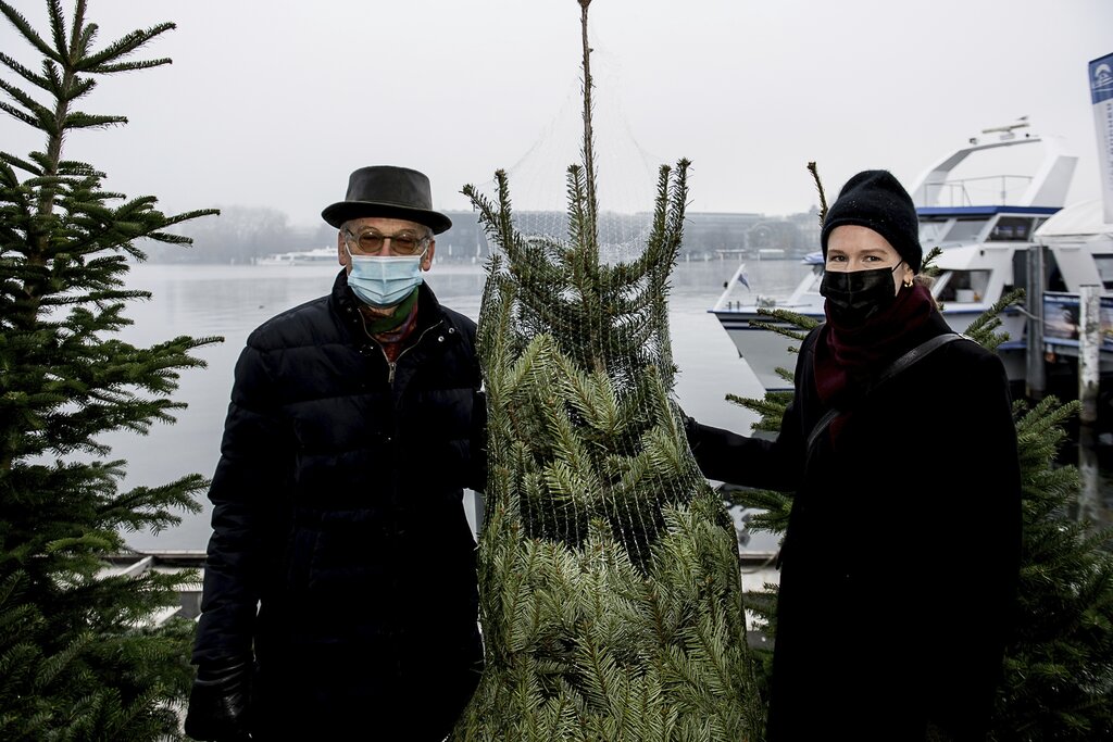 Andere Jahre kauften Philipp Zingg und seine Tochter Stephanie einen ganz grossen Baum. Dieses Jahr sind sie etwas bescheidener – dem Lockdown angepasst.