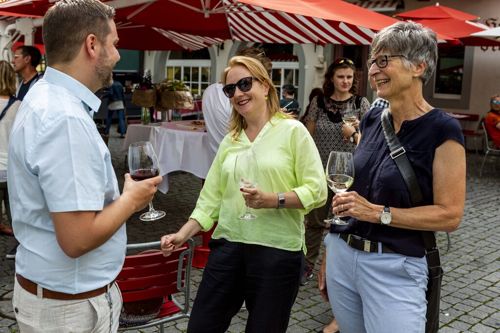Das Resultat ist für sie ein Zeichen, dass es Manuela Jost gut macht: Michael Küchler, Vorstandsmitglied, Claudia Huser, Fraktionsvorsitzende kant. GLP, und Maggie Pfister, Parteivorstand (v. l.).