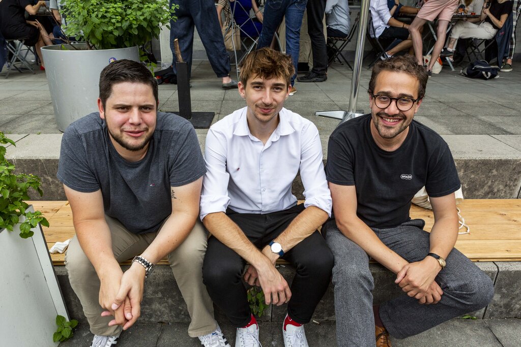 Für Jan Graf, Micha Amstad von der SP Luzern und David Roth, kantonaler Parteipräsident, lautete das Motto trotz Niederlage: Wer nichts wagt, gewinnt nichts (v. l.).