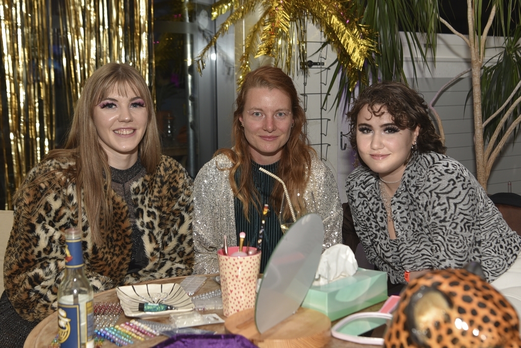 Was wohl der Abend noch bringen würde? Aleksandra Mladenovic (links) und Ramona Geiger schauten spontan vorbei und freuten sich auf einen super Abend.