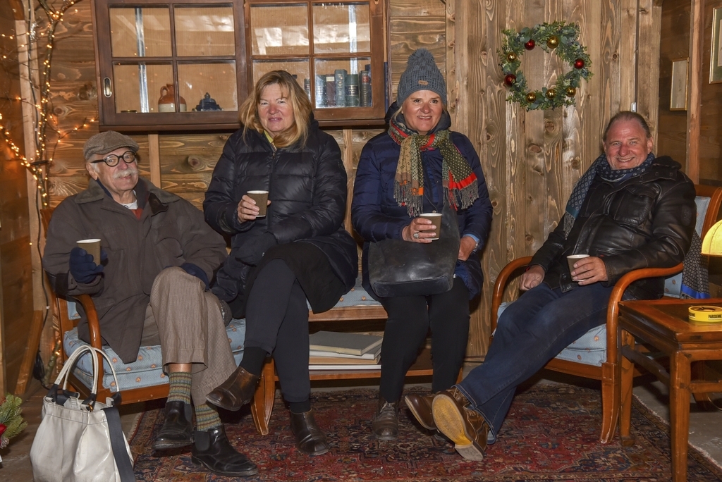 Von links: Marino und Monika Malagoli mit Priska Luterbach und André Joos läuten die Weihnachtszeit mit ihrem ersten Glühwein in dem gemütlich eingerichteten Wohnzimmer ein.
