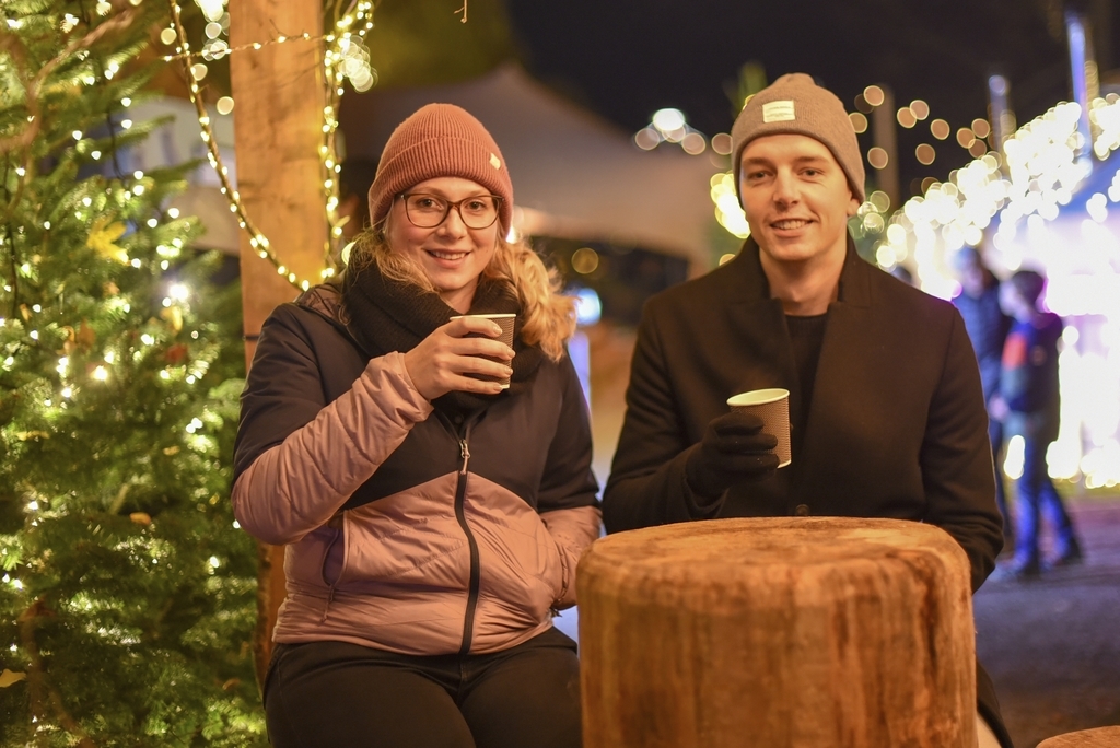 Michelle Benguerel und Alex Bucheli waren schon vor zwei Jahren bei Rudolfs Weihnacht und finden die Stände mit den leckeren Delikatessen super.
