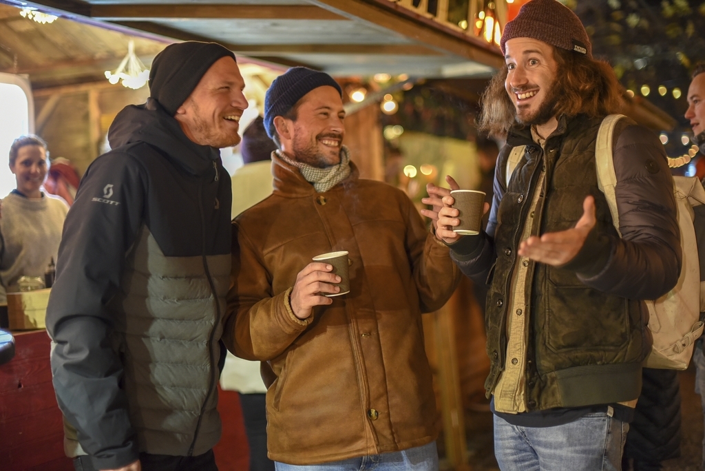 Sebastian Fritschi (rechts) erklärte Yves Seeholzer (links) und Fabiano Bieri (Mitte) den Unterschied zwischen einer Crêpes und einer salzigen Crêpe.