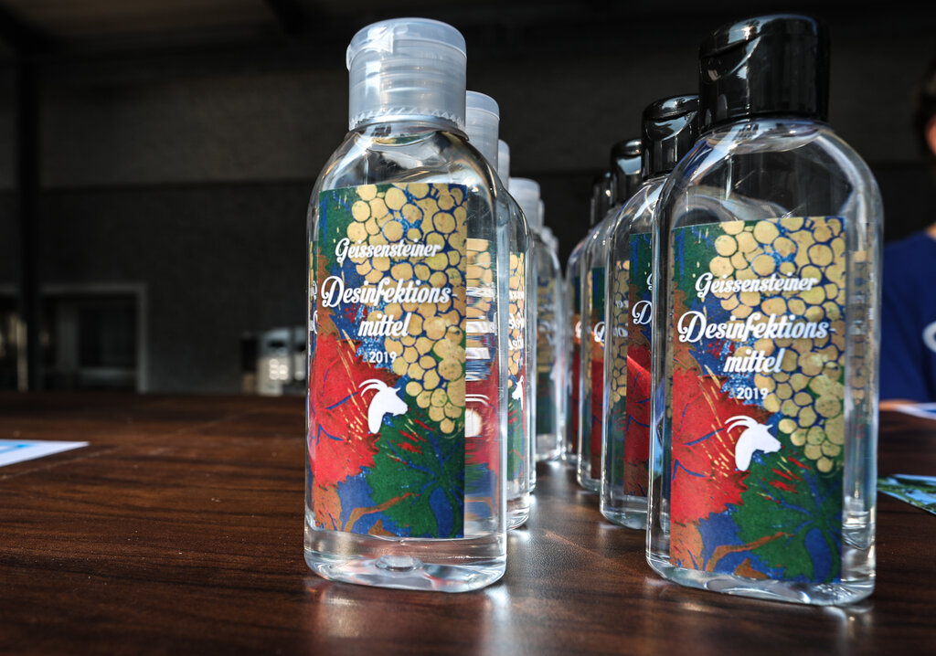 Covid-19 beeinflusst auch die «Wiipuure»: 90 Liter Rebensaft wurden zu Desinfektionsmittel verarbeitet.