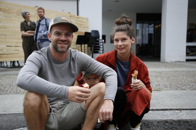 Die Volleyball-Trainings sind jeweils bunt durchmischt mit allen Altersgruppen. (Bild: ZVG) Zusammen ein Eis und die Theatershow geniessen. Pascal Goffin und Vera Bommer mit ihrem Sohn.