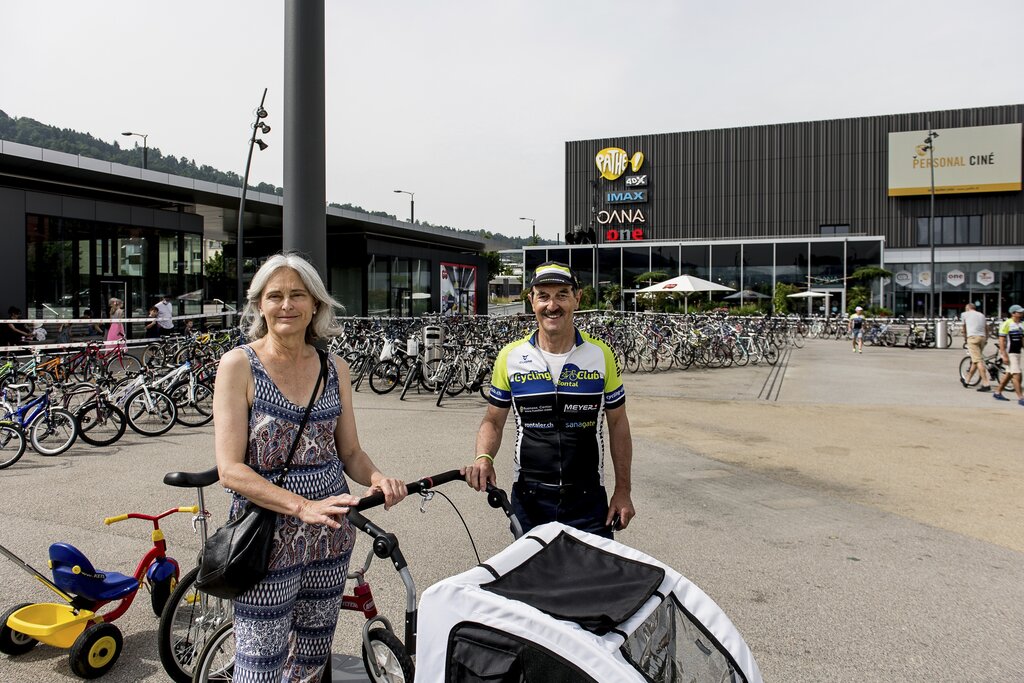 Beatrice Portmann brachte einen Hundeanhänger an die Velobörse. Der Hund laufe lieber selber, erzählte sie Wisu Lingg des Cycling Club Rontal.