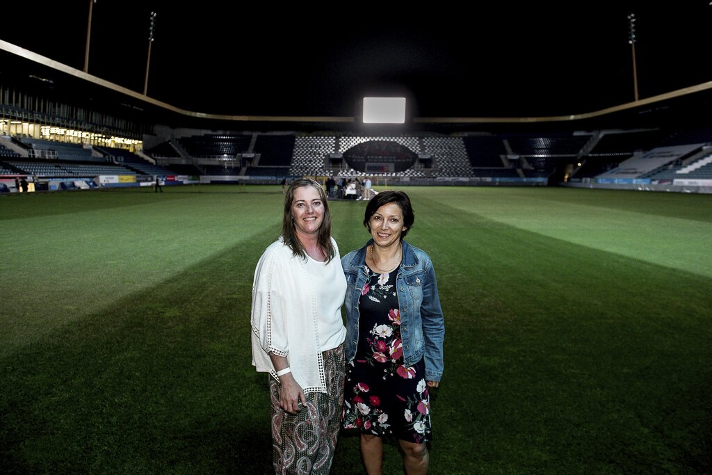 Auch auf dem FCL Rasen wurde für einmal gegessen anstatt Fussball gespielt: Jasmin Schmid (links) und Ursula Wüest hat das spezielle Ambiente gefallen.