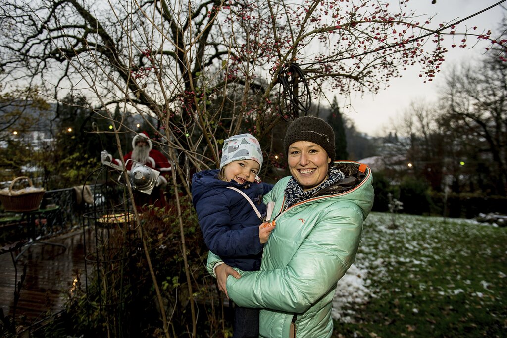 Miriam Ehrler hat in der Weihnachtsbeilage dieser Zeitung gelesen, dass der Samichlaus vorbeikomme. Sie ist mit Sina am Nachmittag in die Garden Villa gekommen.