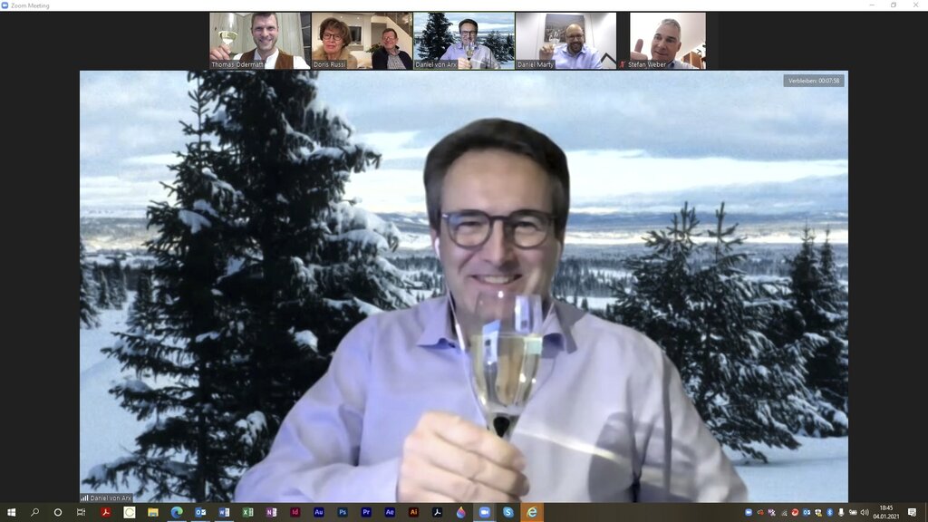 Daniel von Arx, Leiter Kommunikation und Mediensprecher bei der LUKB, versprühte mit seinem Hintergrundbild die passende Stimmung.