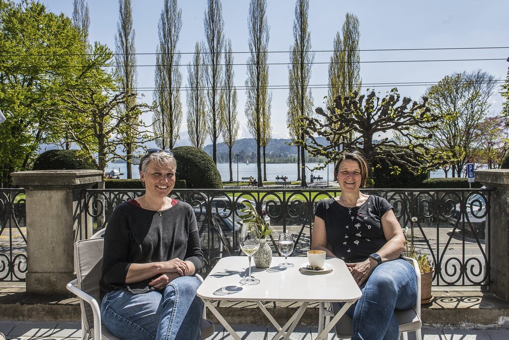 Batterien aufladen und die Freundschaft geniessen auf der Terrasse vom Hotel Beau Séjour haben sich Karin Caviezel (l.) und Diana Kovacevic gegönnt.
