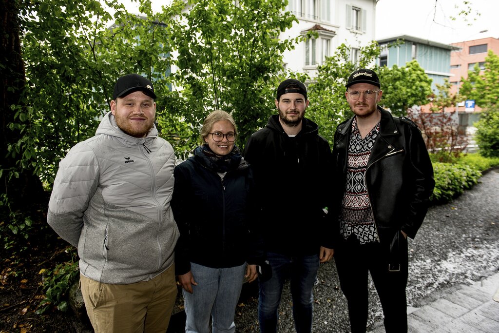 Florian Schmid (links) hat an der Ticketverlosung das grosse Los gezogen. Er war mit Janine Gubler, Noah Lichtsteiner und Aron Lichtsteiner am Match dabei.