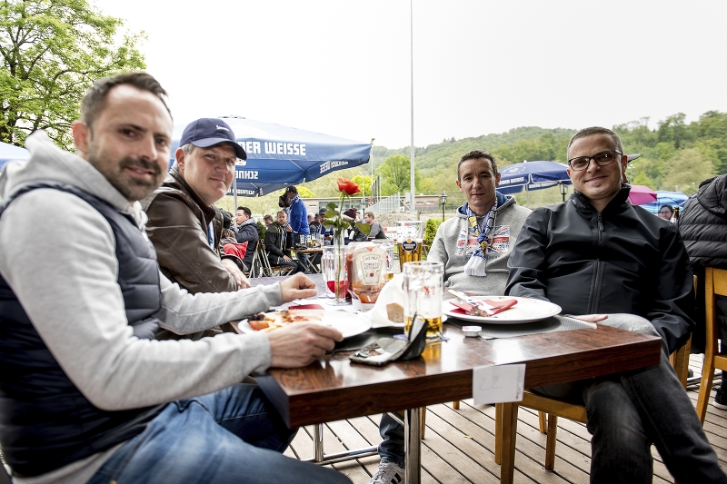 Verfolgten das Spiel gemeinsam: Yanick Limacher, Sandro Studhalter, Fabian Limacher und Luca Gaio.
