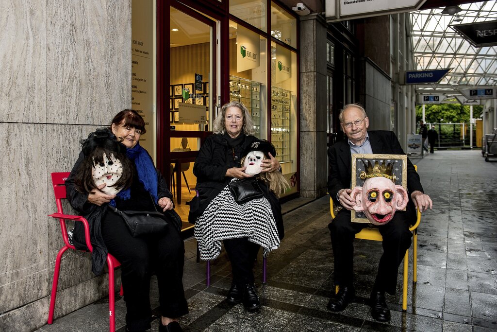 Von der ältesten Luzerner Original-Guuggenmusig 4711 schauten Irmyd Marfurt, Maria Turner und Toni Hofmann ganz gemütlich sitzend dem Treiben vor dem Theater zu (v. l.).