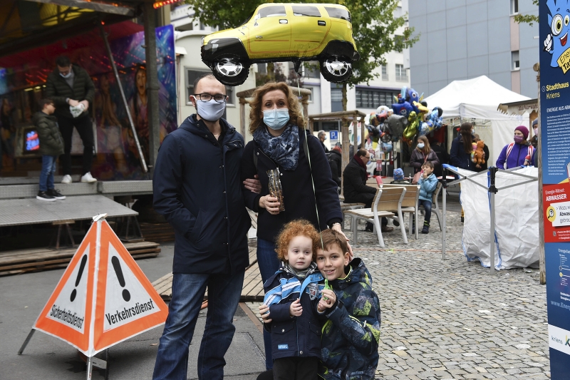 Vedat, Lumturije, Lian und Endrit Veseli (von links) finden die Krienser Chilbi schön und kommen jedes Jahr gerne.
