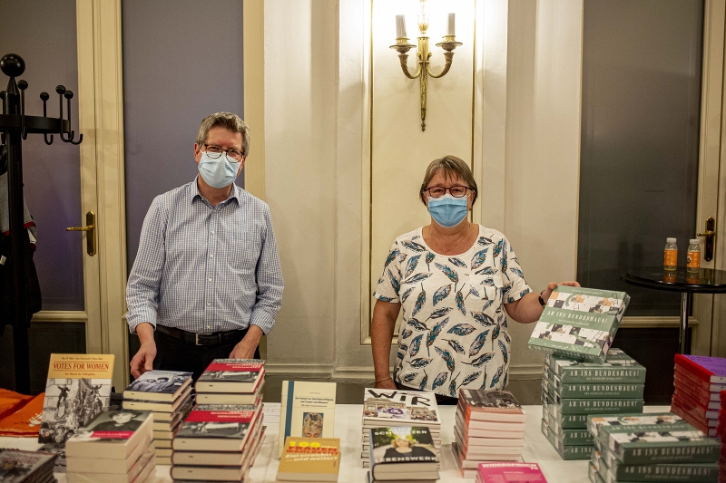 Bei Jörg und Anita Duss von der Hirschmatt-Buchhandlung gibt es reichlich Literatur und sogar ein Leiterlispiel für alle, die das Thema Frauenstimmrecht interessiert.