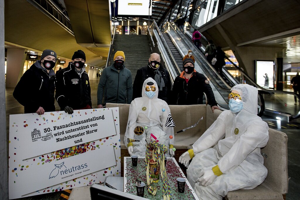 Chris Müller, Michael Hunold, Roger Ayer und Marco Bucher von den Rüss-Suuger Ämme haben das Wohnzimmer in die Corona-Flasche gepackt (von links).
