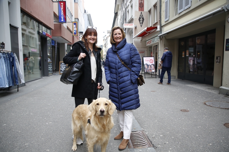 Brigitte Manetsch (l.), Michèle und Hund Tyson sind froh, dass auf den Strassen wieder etwas los ist.