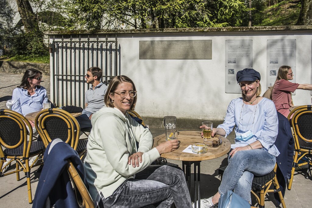 Spontan die physische Freundschaft pflegen Sibylle Gerber (l.) und Kathrine Arnet auf der Terrasse des «Alpineums».