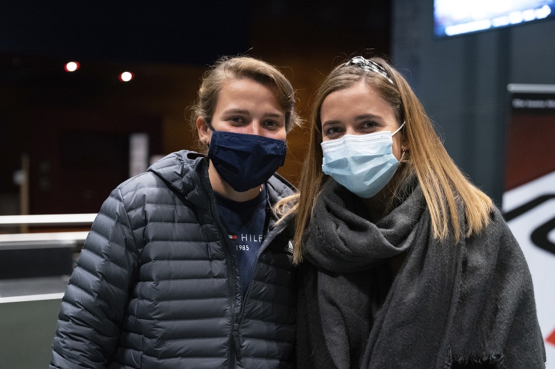 Aliki (links) und Lara Moser sind auf dem Weg zu ihrer Familie, die schon im Luzernersaal sitzt.
