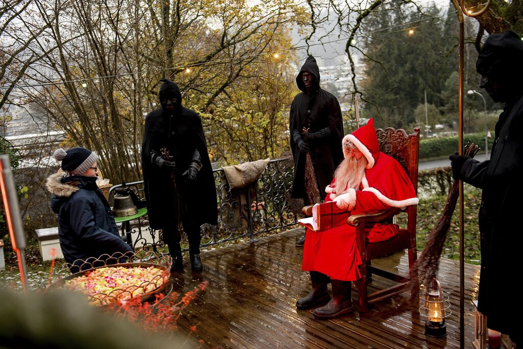 Zahlreiche Familien schätzen es, dass der Samichlaus trotz Coronavirus zu Besuch kam, auch wenn er in diesem Jahr auf Abstand geblieben ist.