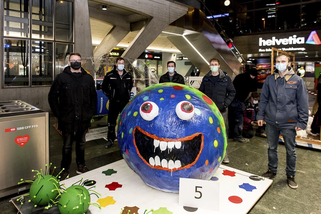 Bei den Nachtheuelern Horw die Fasnacht in der Stube gefeiert. Aufgestellt haben das Sujet Thomas Heer, Pumi Mattmann, Kevin Kaufmann, Hanspeter Egger und Simon Gasser (v. l.).