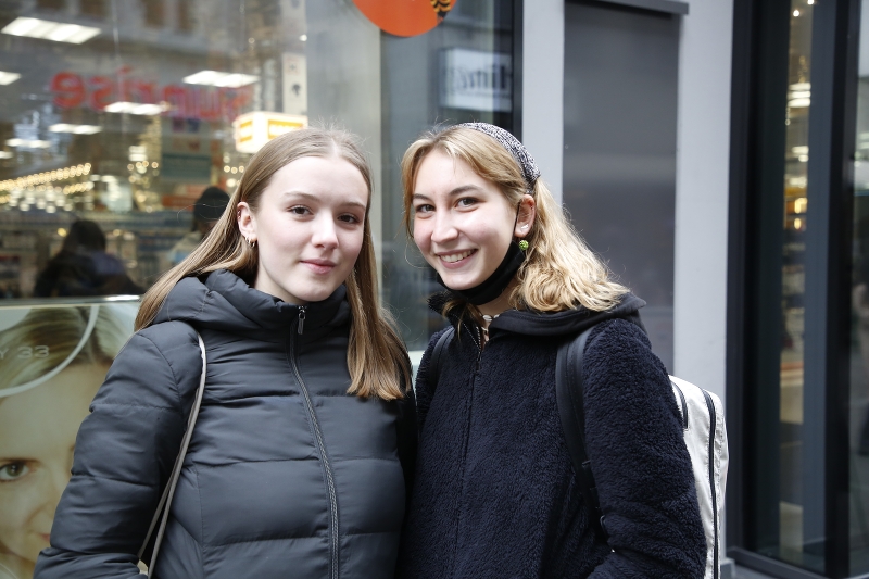 Jetzt, da der Frühling vor der Tür steht, kann man auch die passenden Kleider wieder in den Geschäften kaufen, finden Fiona Müller (l.) und Leonie Arnold aus Luzern.