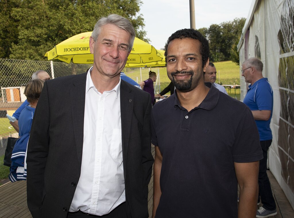 Sie neckten sich, als sie gemeinsam aufs Foto sollten. Doch in Emmen ist bekannt, dass die Gemeinderäte Patrick Schnellmann (l.), CVP, und Brahim Aakti, SP, sich glänzend verstehen.