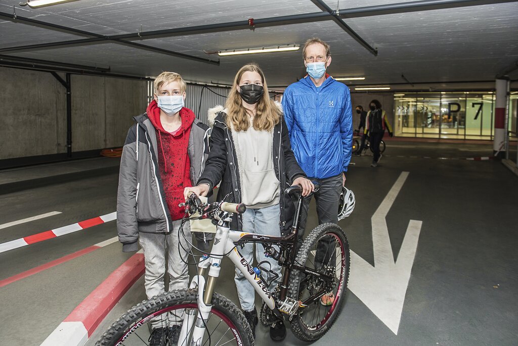 Das Velo wurde vor Jahren an der Börse gekauft. Jetzt bringen es Livio (l.),