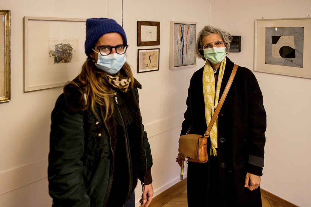 Corinne Odermatt (l.) und Maja Schelldorfer begutachten Werke von Künstlerfreunden von Gertrud Guyer Wyrsch.