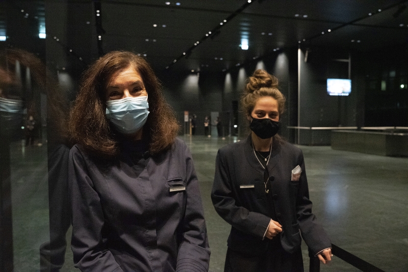 Rahel Stockmann (links) und Ursi Eyer-Lehmann nahmen die Gäste herzlich in Empfang – und deren Angaben zu Zwecken des Trackings auf.
