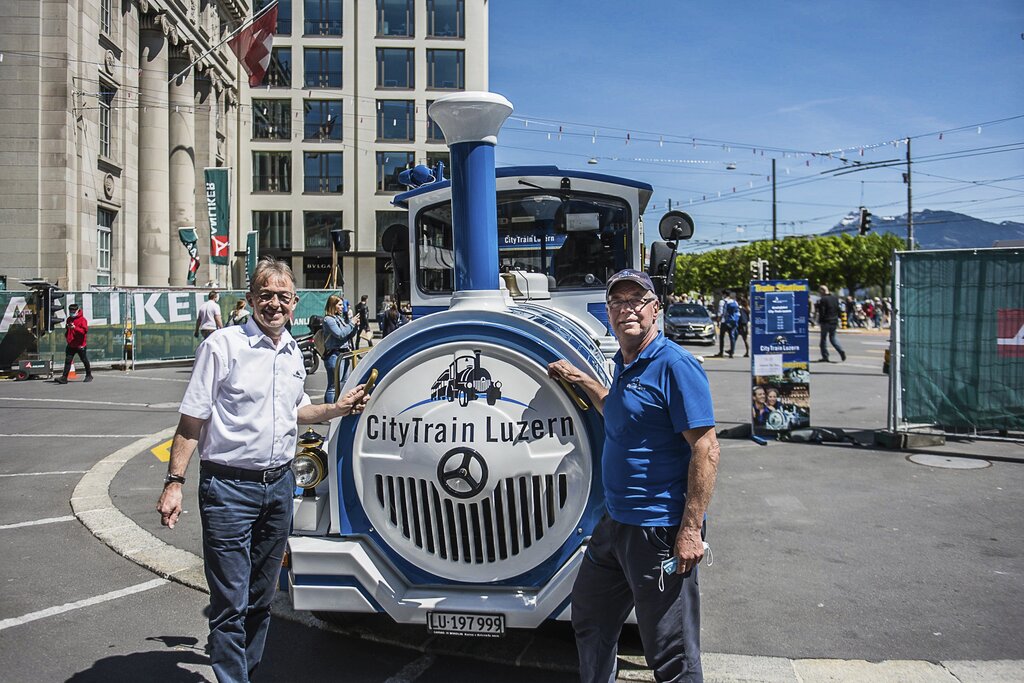 Die beiden Fahrer Erwin Getzmann (l.) und Hansruedi Brun erzählten, wie gross der Aufwand war, alle Bewilligungen zu erhalten, um am Samstag eine andere Route zu fahren.
