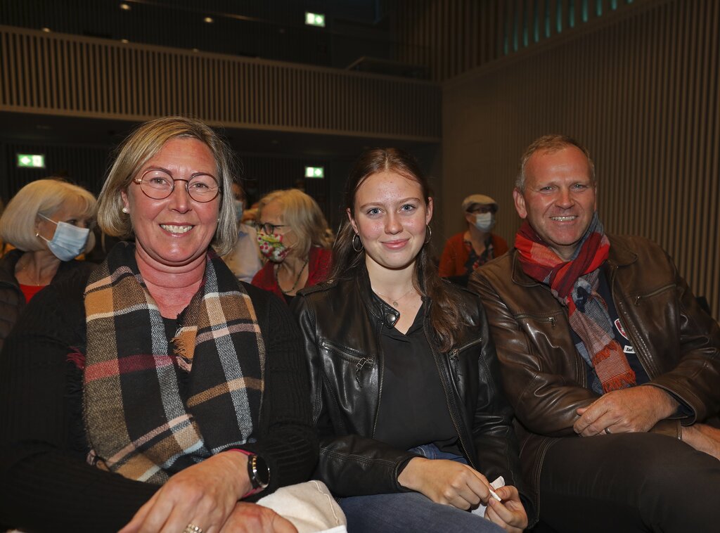 Wären von der Halle in vielen Bereichen tangiert: Edith, Anna und Daniel Zemp (v. l.) sind «Kuonimättler» und holten sich Bestätigung für ihre Meinung am Podium.