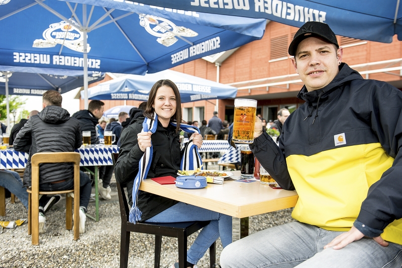 Andi Grüter, Eliane Albisser (Mitte) und Vivianne Husmann freuten sich, draussen den Match zu sehen.