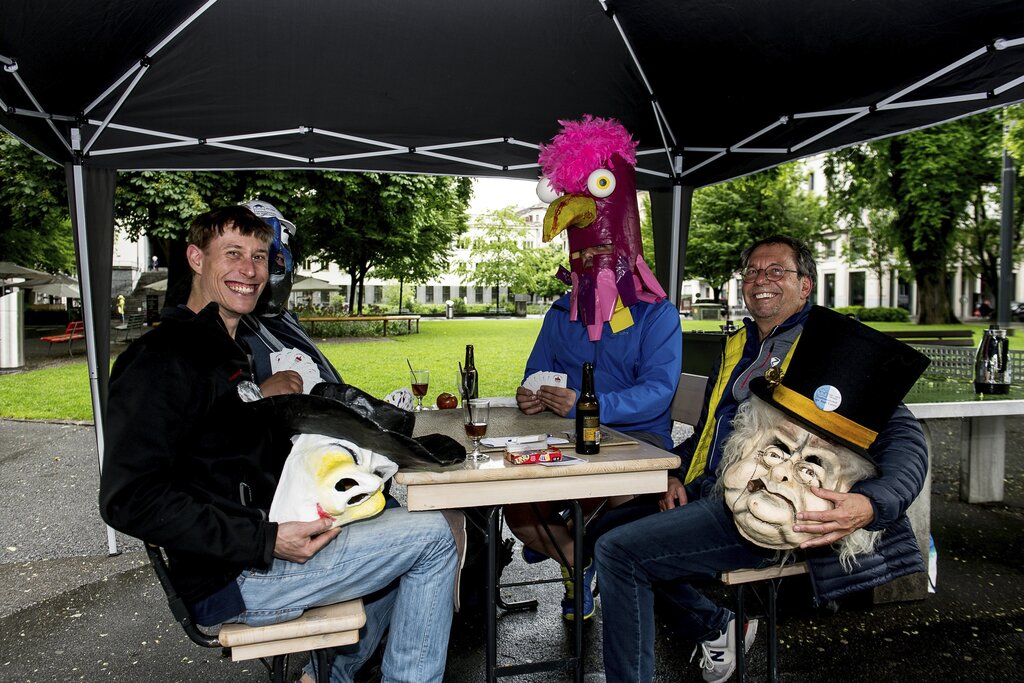 Sie jassten unter dem Zelt im Vögeligärtli: Michael Bolliger und Peter Holenstein vom Tambourenverein der Stadt Luzern (v. l.).