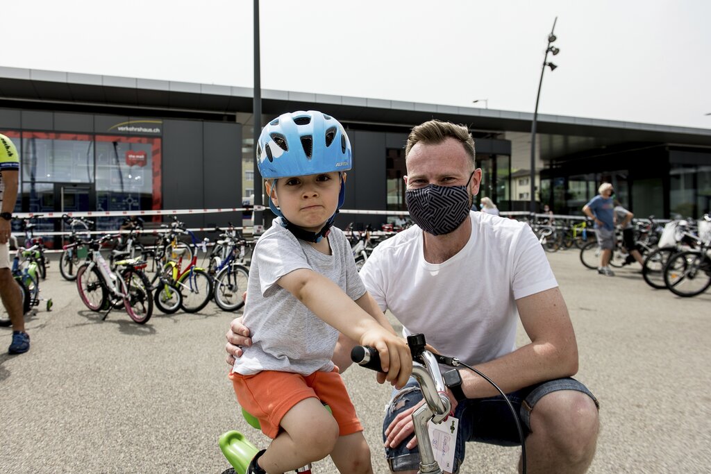 Stolz erzählte Miroslav Studenic, dass Philip jetzt vom Laufvelo auf ein Velo mit Stützen umsteigen könne.