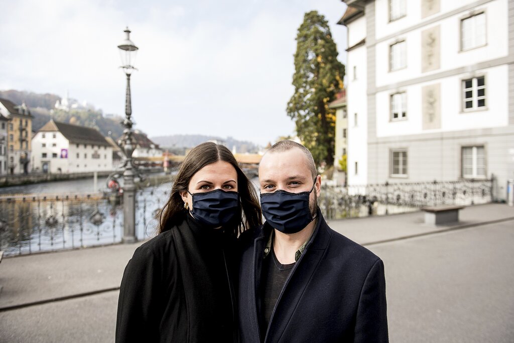Der Vater von Nina Eisenring ist in der Feuerwehr und hat die Masken organisiert. Zusammen mit Jonas Werneke besucht sie Luzern.