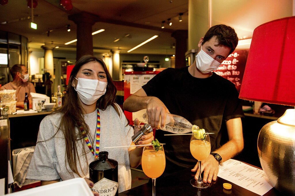 Verena Korrodi und Josef Brunner finden, dass der Pink Drink der heisseste Cocktail in Luzern während des Festivals ist.