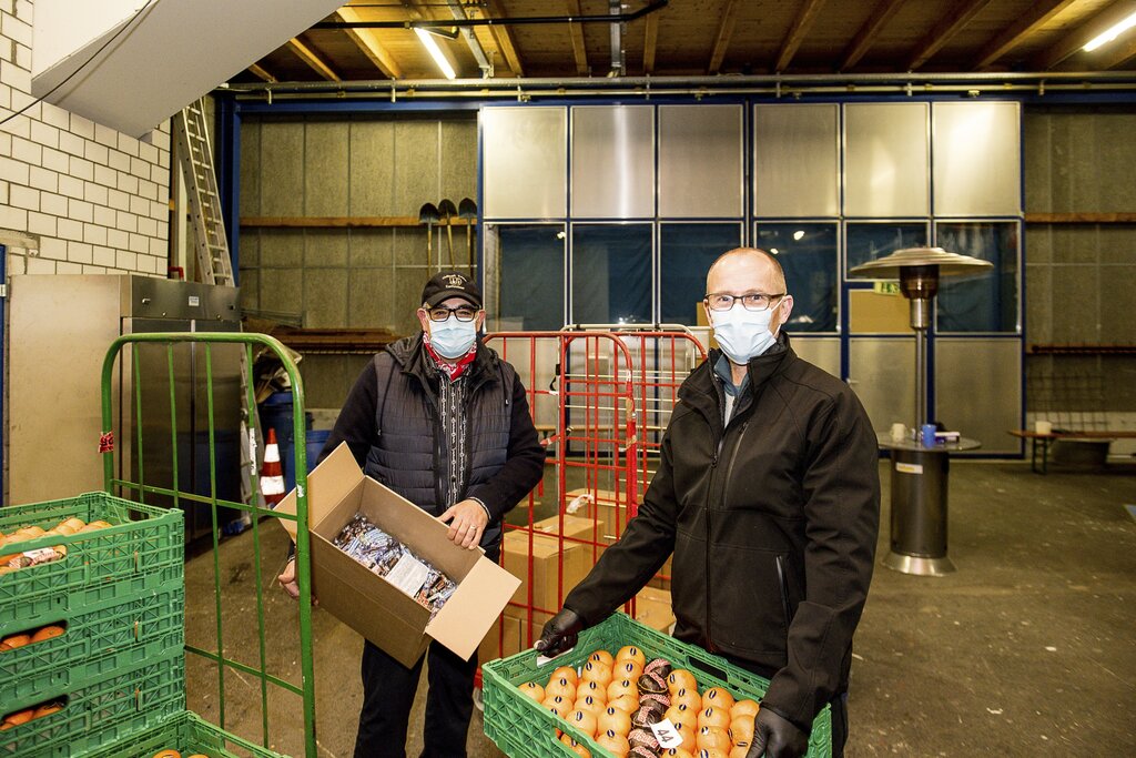 Fredy Haas, Umzugschef und Verantwortlicher für die Organisation der Samichlausbesuche, rechnet dem Zunftmeister Samuele Donatelli (l.) vor, dass es fast 2000 Manderinli braucht.