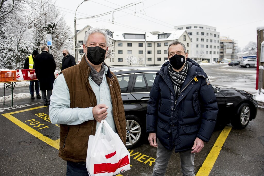 Rolf Brun (links) lud den letztjährigen Lozärner Fasnachtskomitee-Präsidenten Roli Fischer zum Essen ein. Alex Stadelmann (rechts) genoss das Nachtessen mit seiner Familie.