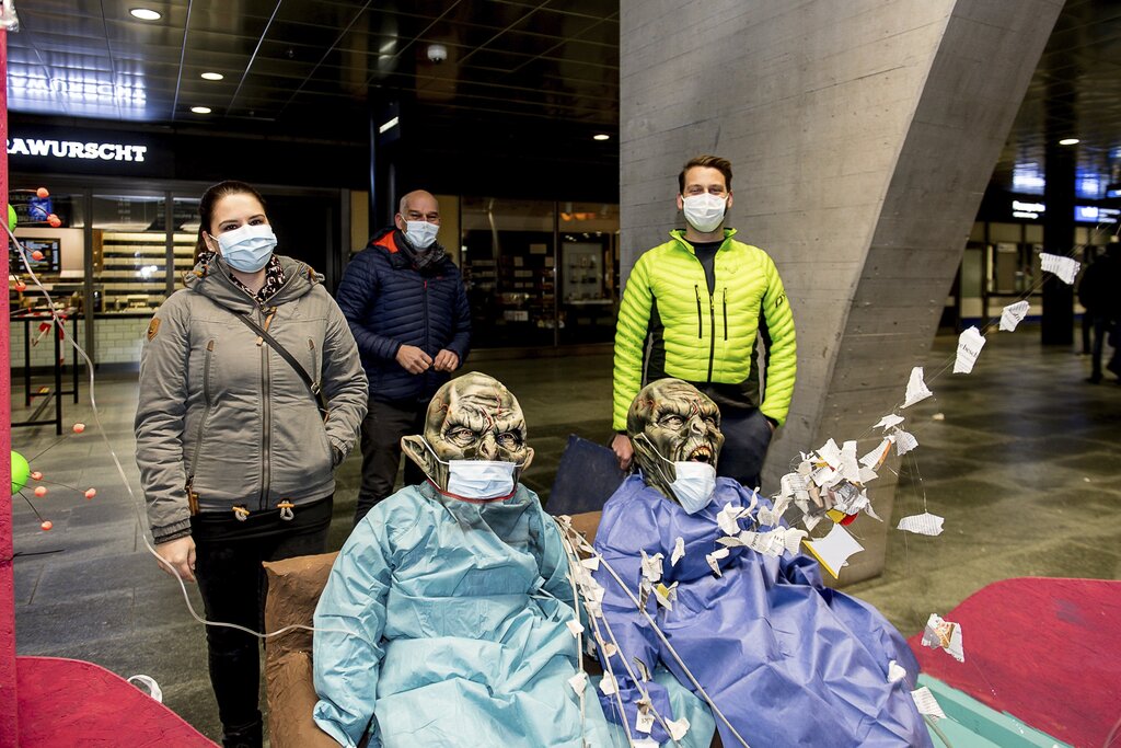 Das Fasnachtsvirus der Guuggenmusig Knokker aus Pfaffnau überrollt alles. Dabei waren Vinzenz van den Berg, Philipp Scheidegger, Pascal Erni, Silvan Hess und Maurice Widli (v. l.).
