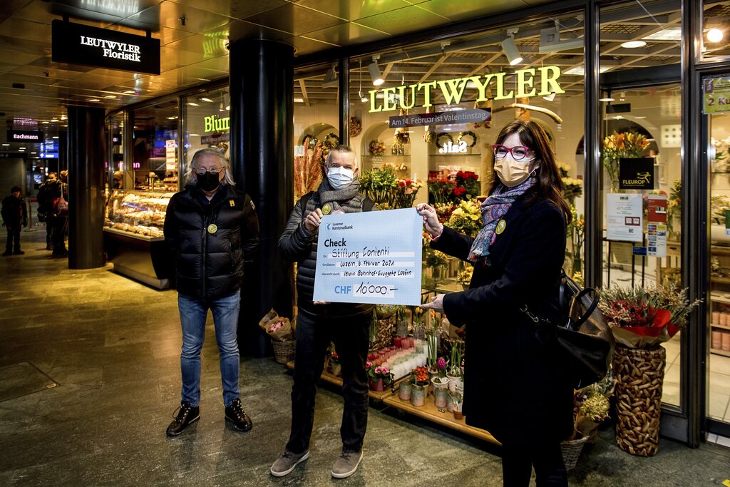 Werner Rast, Präsident der Bahnhofguuggete, überreicht Paul Longoni, Interims-Geschäftsleiter, und Gabriela Hauser-Zemp, Luzern, Stiftungsrätin, der Stiftung Contenti einen Check (v. l.).