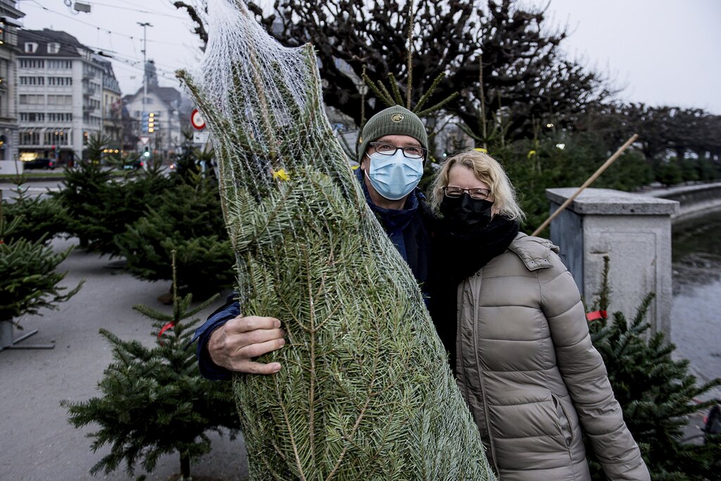 Nachdem der Baum gekauft ist, überlegen sich Pius Schöpfer und Beata Zimmermann, ob sie sich noch einen Schlummerbecher auf dem Dampfschiff genehmigen wollen.