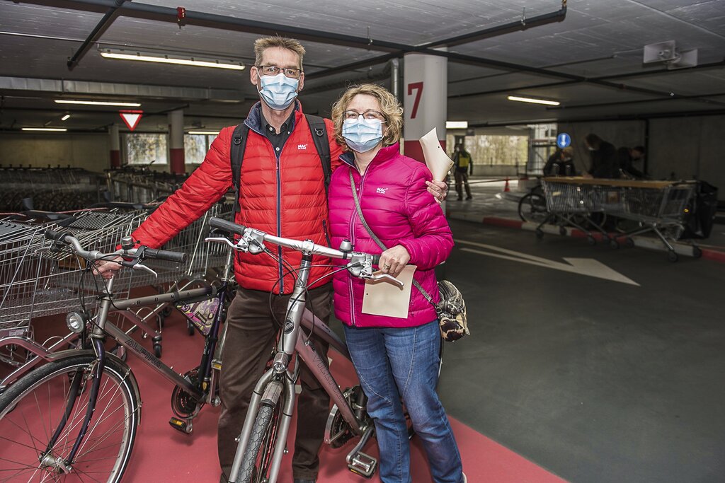 Roger Steck und Yvonne Stirnimann sind mit dem Velo gekommen und hoffen, dass sie ohne Räder nach Hause laufen und einen guten Verkaufspreis erzielen.