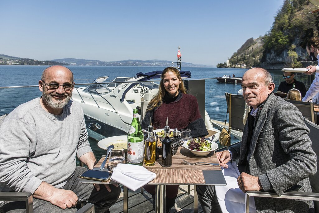 Einen geschäftlichen Termin verbinden Gega Deda (l.), Jasmar Sanchez und Rainer Heublein (r.) mit dem Mittagessen im «Aiola al Porto» in der Harissenbucht.