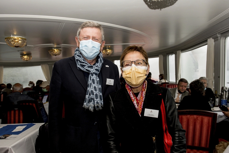 Erfreut sind Werner Grossniklaus und Sonja Hablützel von den Dampferfreunden Vierwaldstättersee mit dem Erfolg der Geldsammlung für die Renovation.